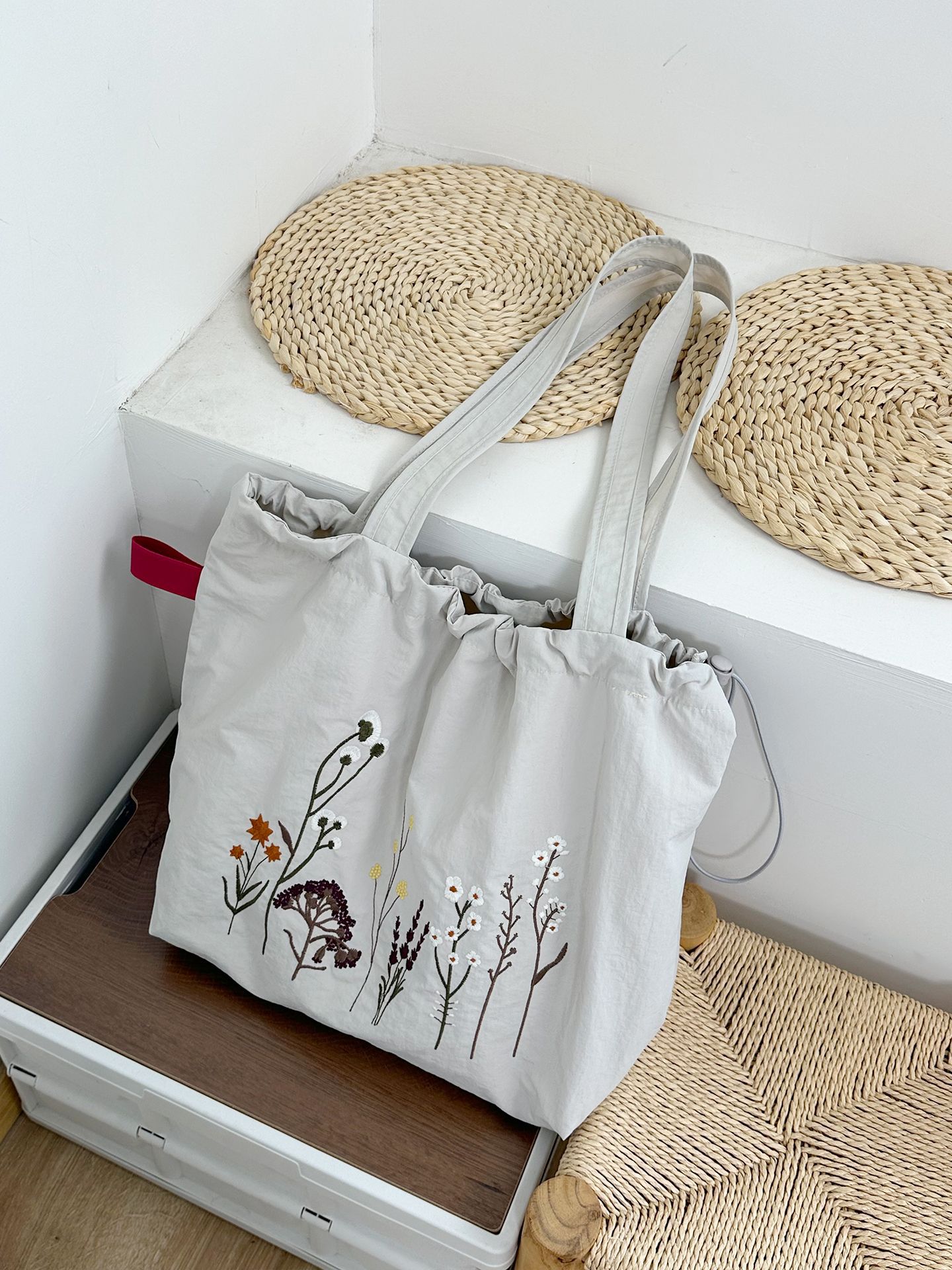 韓国版の新型アルファベットのプリントの包みの女性の大容量のナイロンのショルダーバッグ