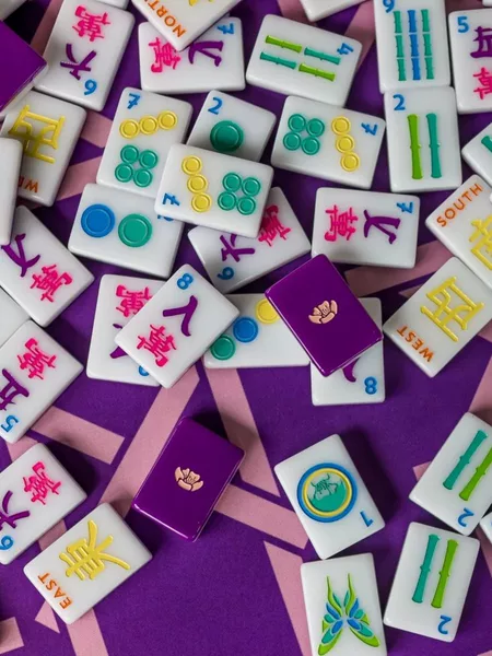 Bright-colored American-style mahjong set, 160 pieces, made of acrylic, with peacock, butterfly, and floral patterns