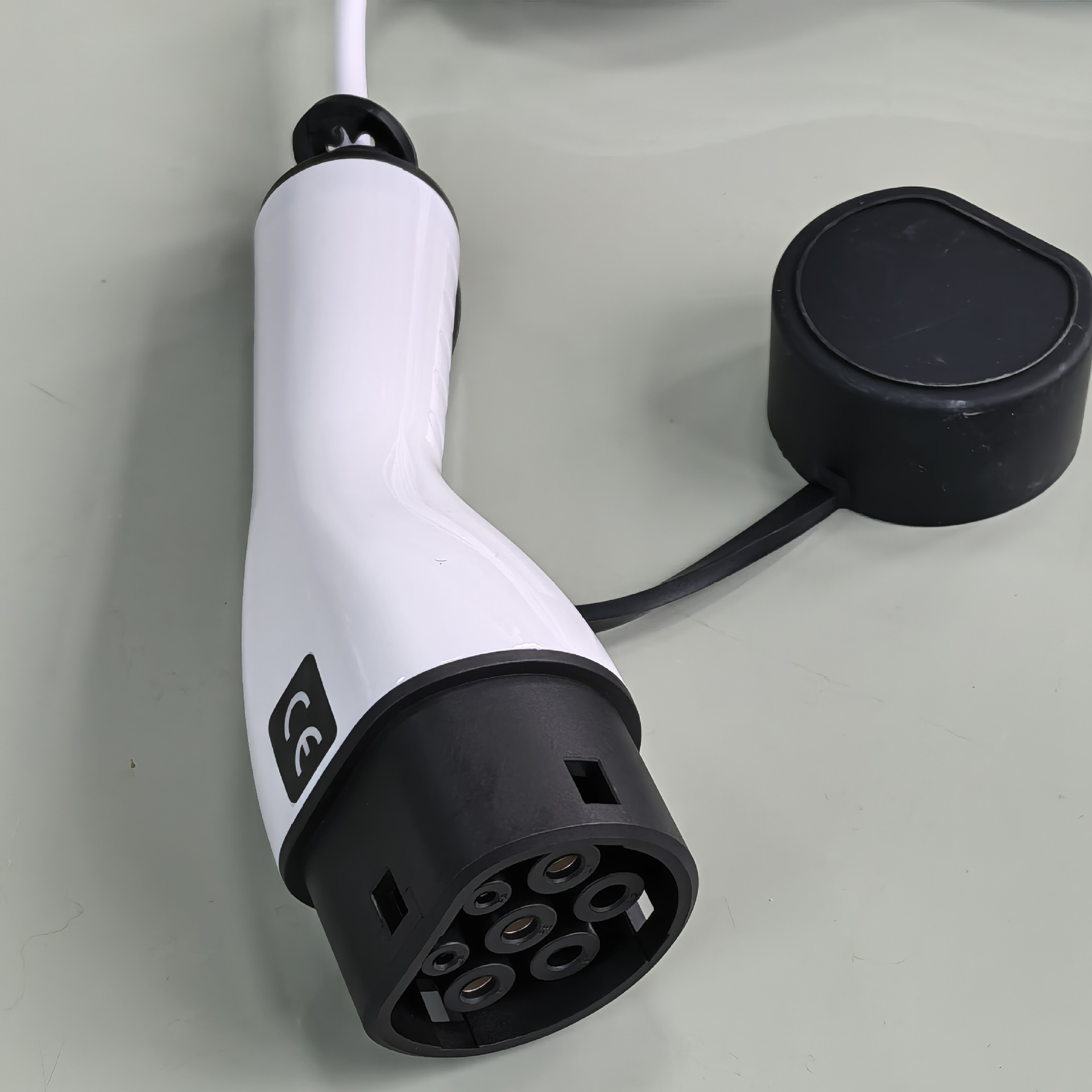 European Standard V2L New Energy Discharge Gun Socket for Electric Vehicles, Universal 220V 16A Ac Adapter