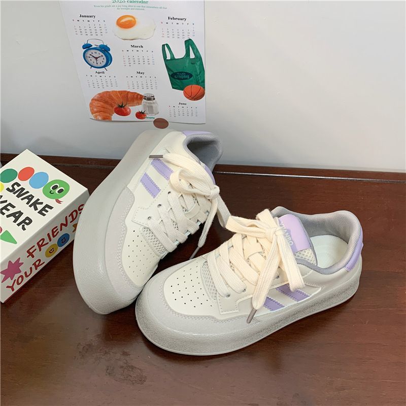 Nicho Zhong dulces zapatos de suela gruesa para mujeres 2025 primavera y otoño versátiles zapatos de entrenamiento alemán de altura interior zapatos deportivos casuales pequeños zapatos blancos