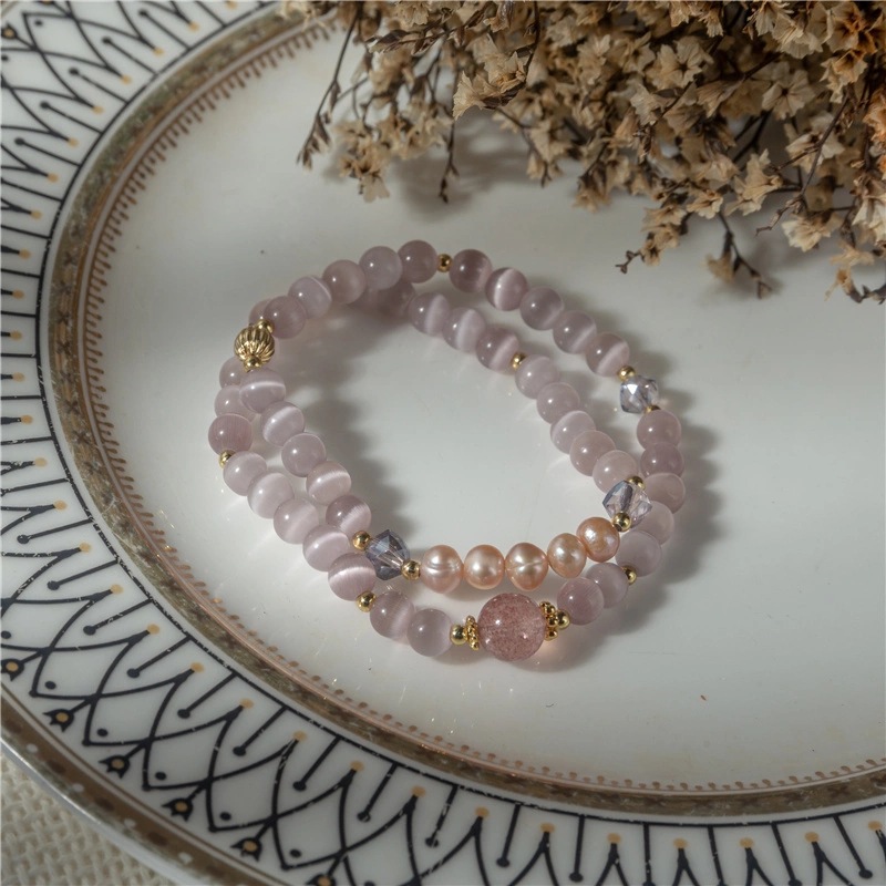 Bracelet élégant et léger de style chinois, orné d'une pierre œil-de-chat violette glacée et de cristaux roses pointus. Un bijou raffiné, polyvalent et luxueux._voghion.com