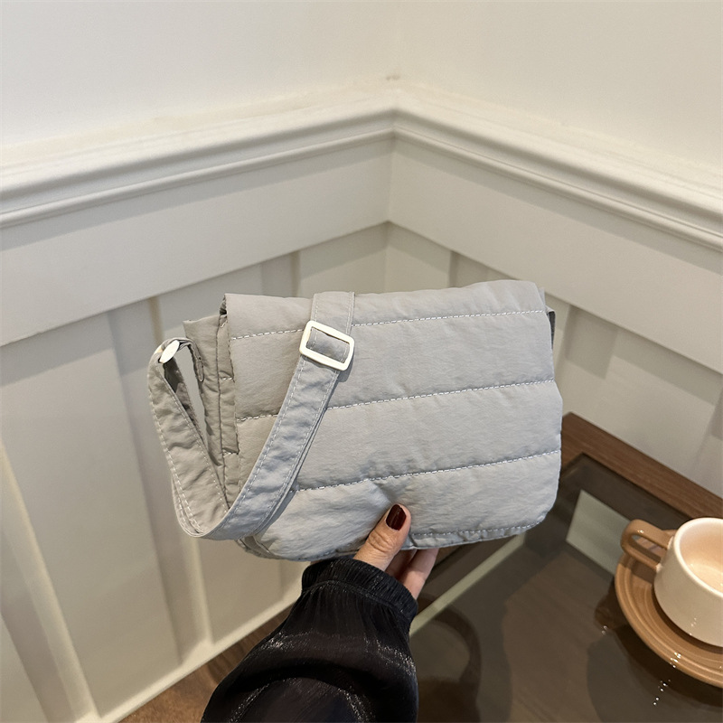 Bolso cuadrado pequeño simple casual diario Versión coreana del diseño de personalidad ligero de primavera popular bolso cuadrado pequeño de mensajero de un solo hombro