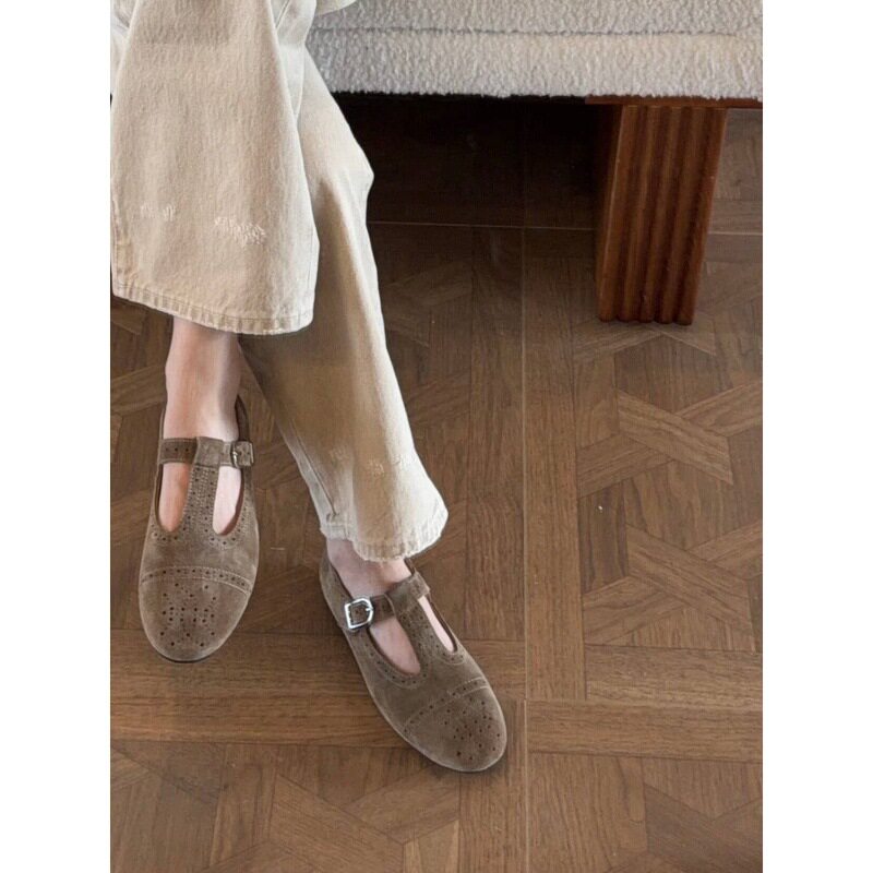 Giày bệt Mary Jane mũi tròn da lộn chạm khắc khóa chữ T phong cách retro, đế bằng 1 cm — Màu kaki, màu đen