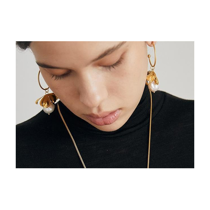 Nuevo estilo europeo y americano pétalo natural perla pendientes diseño personalizado sentido nicho marca pendientes