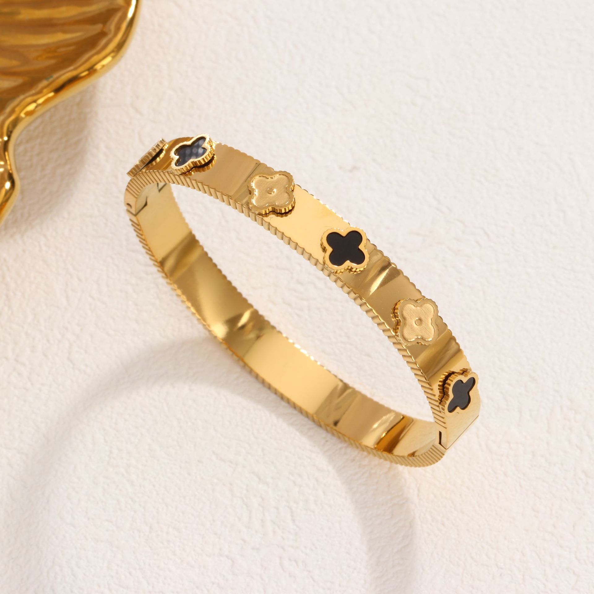 20 네잎꽃 블랙 쉘 팔찌 골드