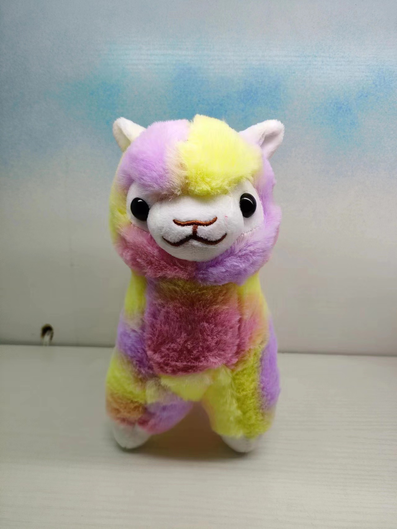 Venta al por mayor lindo animal Arco Iris alpaca muñeca de peluche de juguete colorido hierba barro caballo agarrar máquina ragdoll entrega de una sola pieza