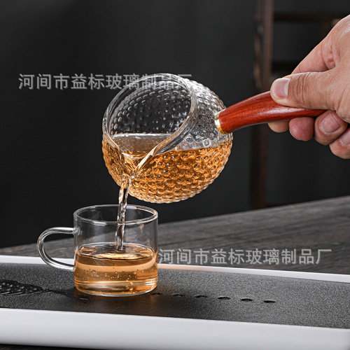 High borosilicate glass male cup thickened wooden handle hammer pattern side handle male cup pouring tea cup walnut tea sea glass fair cup