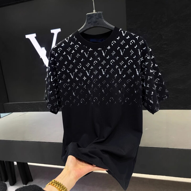 Correct version: Lujia 26SS gradient glitter monogram round-neck T-shirt, unisex, loose fit, light luxury short sleeve Correct version: Lujia 26SS gradient glitter monogram round-neck T-shirt, unisex, loose fit, light luxury short sleeve