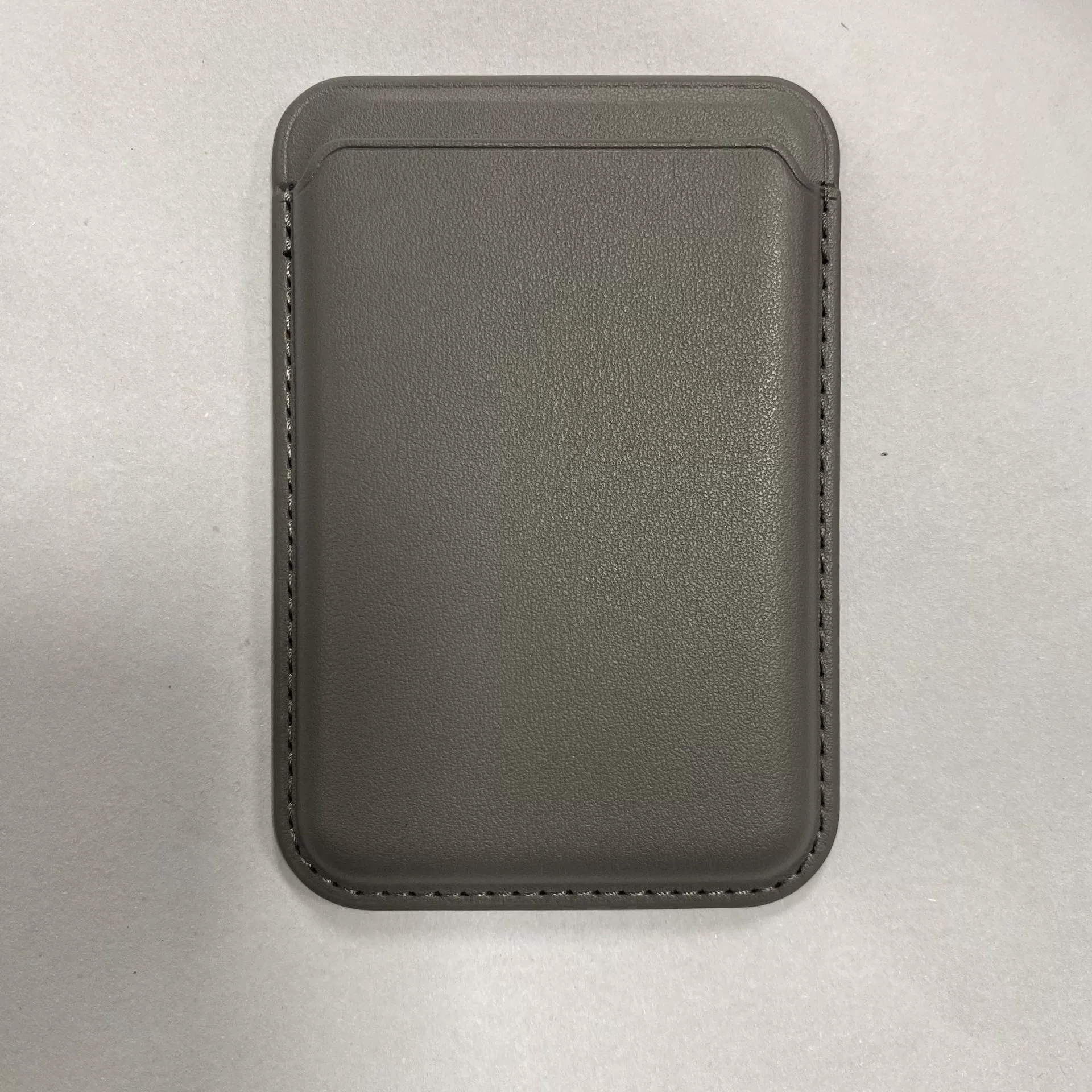 Картодержатель (Apple iPhone 17, 16, 16 Pro) полимерный магнитный кошелек, тонкая кредитница