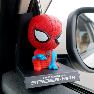 Car ornaments: Ornament Bobblehead Doll - -shaking-head-and-squatting-spider-man