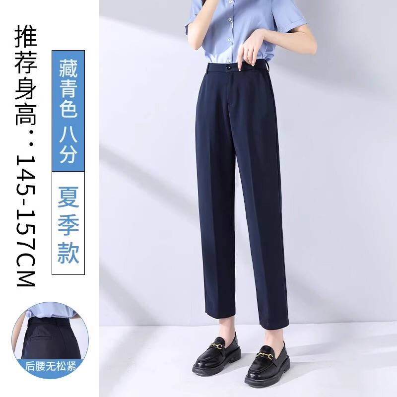 黒いスーツのズボンの女性のペンダント感があります。|undefined