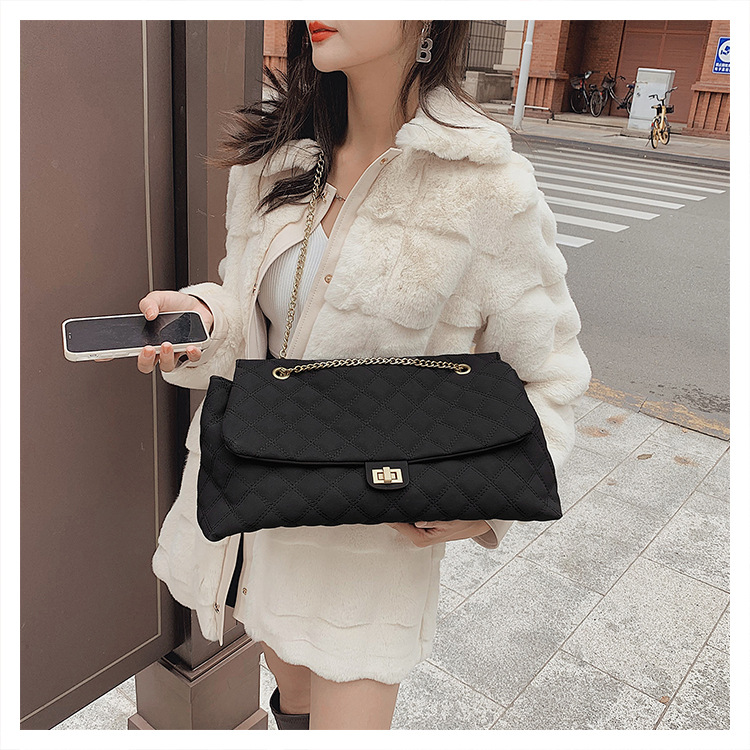 The new diamond-shaped chain bag for women is a trendy and fashionable matte single-shoulder armpit bag for commuting. The large-capacity crossbody bag is a cross-border trend undefined