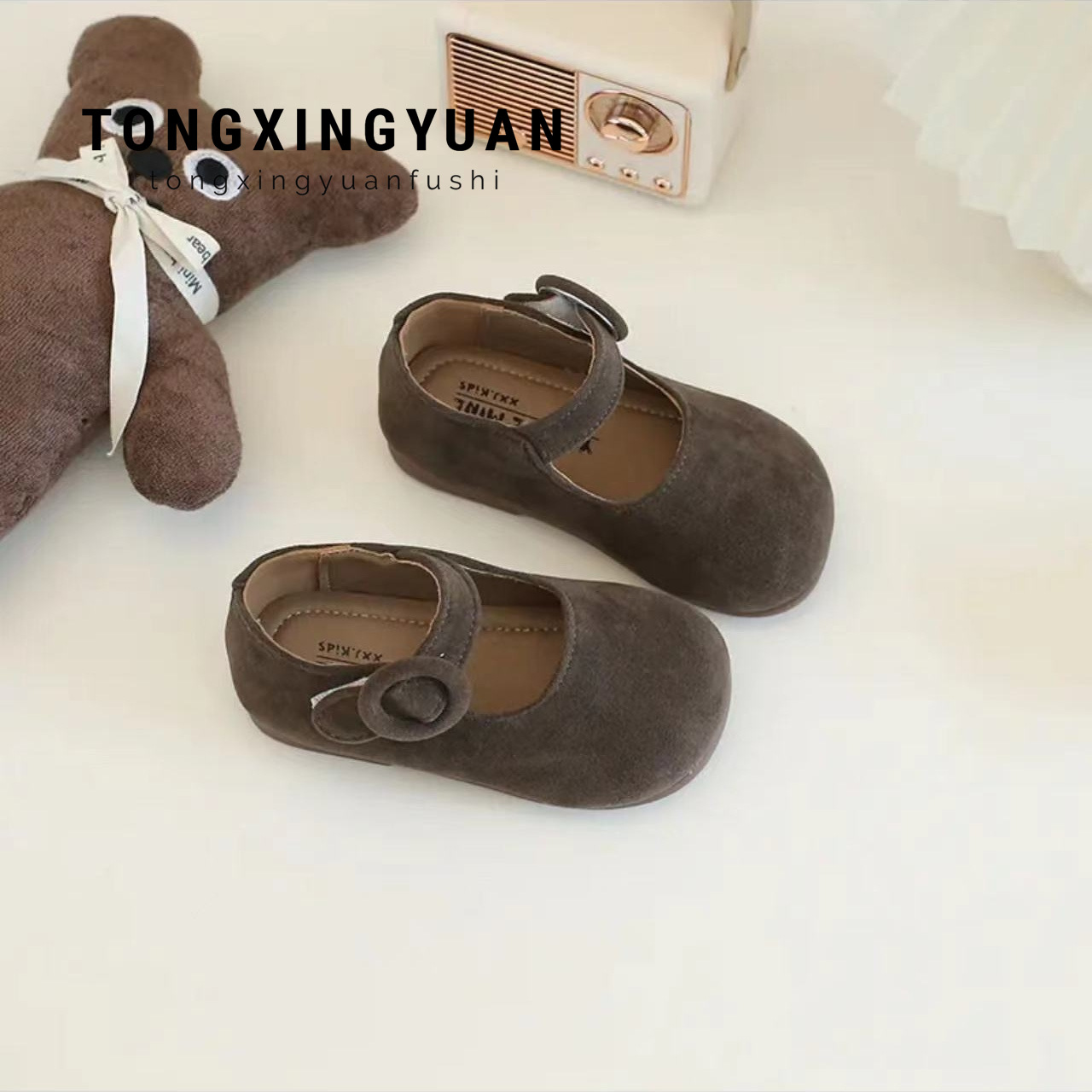 Zapatos de princesa de niñas 2024 otoño nuevo estilo de niños retro botón redondo de moda zapatos ligeros zapatos de soja suave