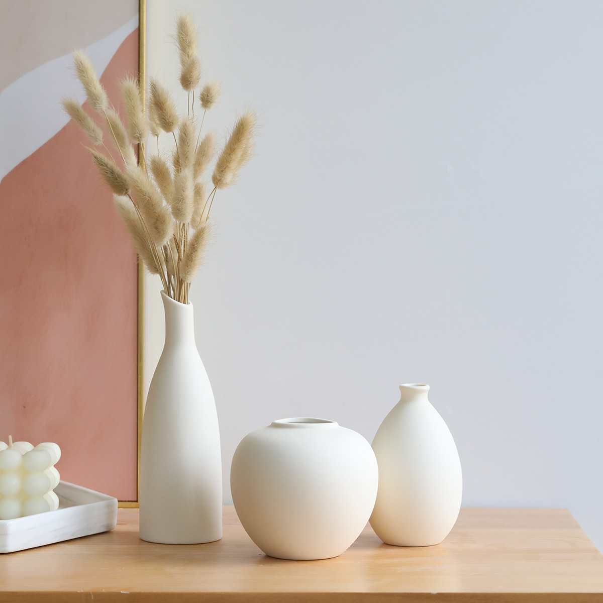 A pair of minimalist ceramic vases with white dried flowers, suitable for living room display or dining table decoration, embodying a creative and sophisticated aesthetic.
