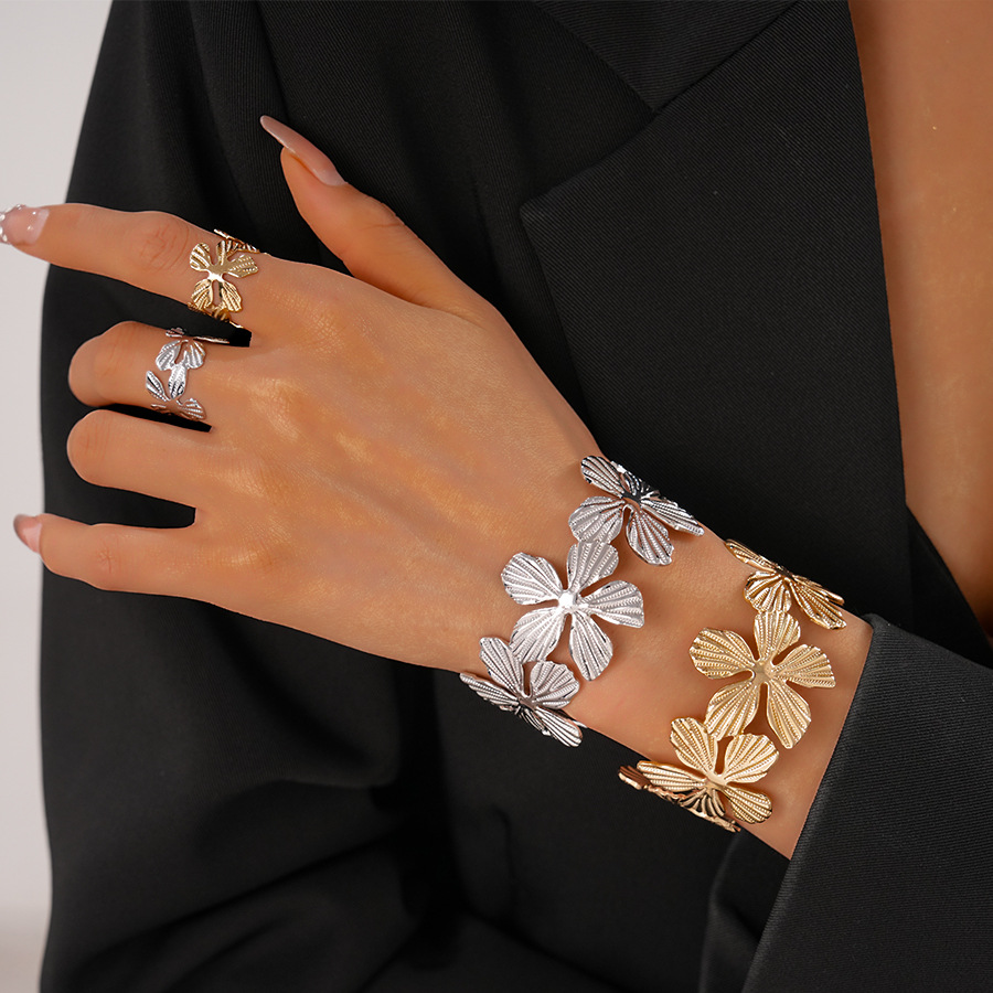 Pulsera abierta de flores con patrón de metal transfronterizo europeo y americano de dos piezas, temperamento de nicho simple, joyería de sentido avanzado para mujer