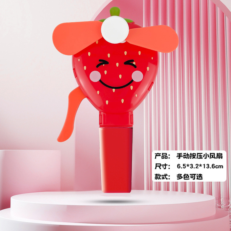 子供の小さい扇風機の果物と野菜は小さいおもちゃを押して屋台の贈り物を並べて卸売りします。|undefined
