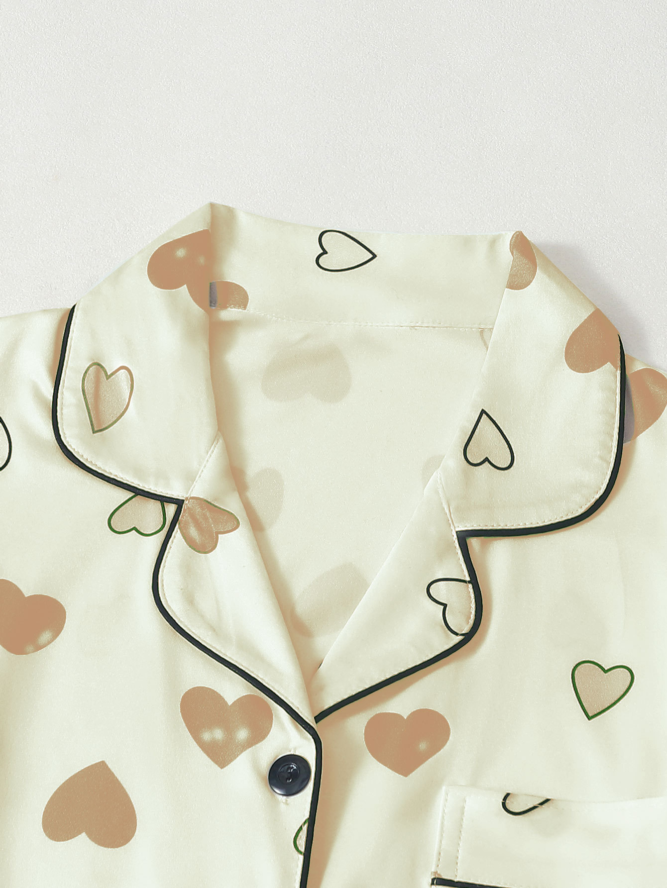 Conjunto de pijama mujer con estampado de corazones y solapas_voghion.com