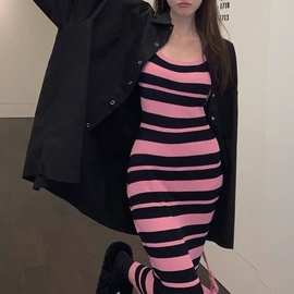 甜辣风条纹针织吊带连衣裙女春季2024新款性感修身中长款包臀裙子