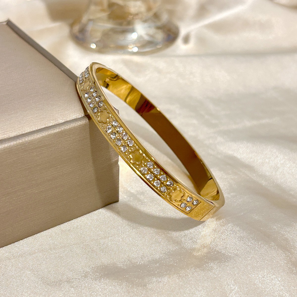 High End Floral Full Diamond Bracelet Style Versatile Niche Design All Titanium Steel Colorfast Couple Jewelry_voghion.com