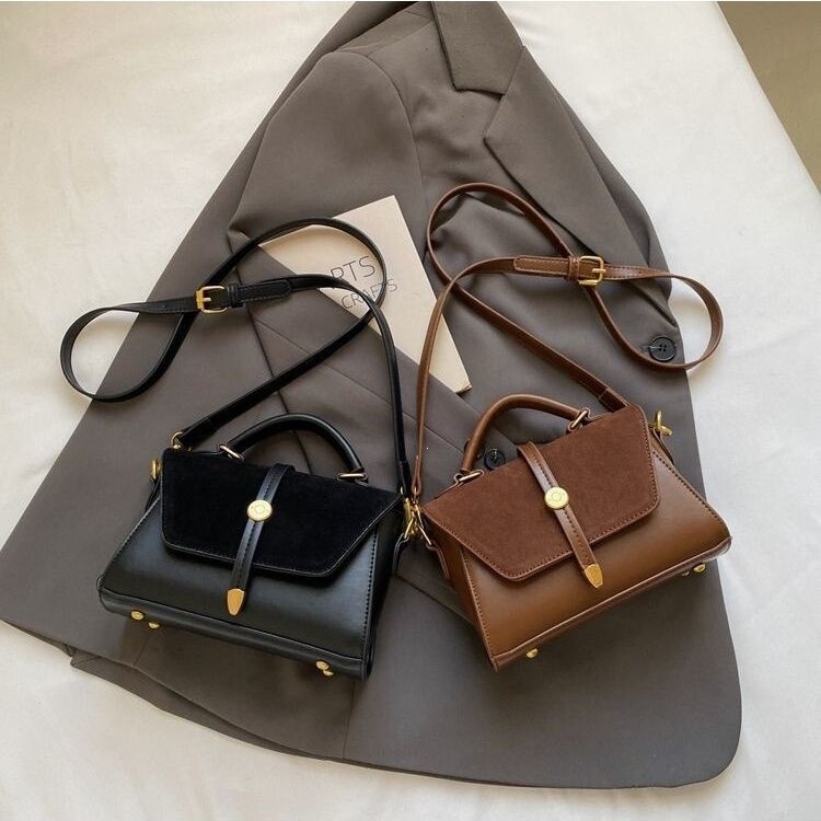 Simple matte finish small handbag for women, 2026 model, this year's Hu Xi handbag, small square design, high-quality texture, retro style, versatile crossbody bag Simple matte finish small handbag for women, 2026 model, this year's Hu Xi handbag, small square design, high-quality texture, retro style, versatile crossbody bag