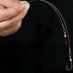 サブワイヤーのダブルフックはワイヤーの糸を噛み切るのを防ぎます。フックに巻きつけないようにします。