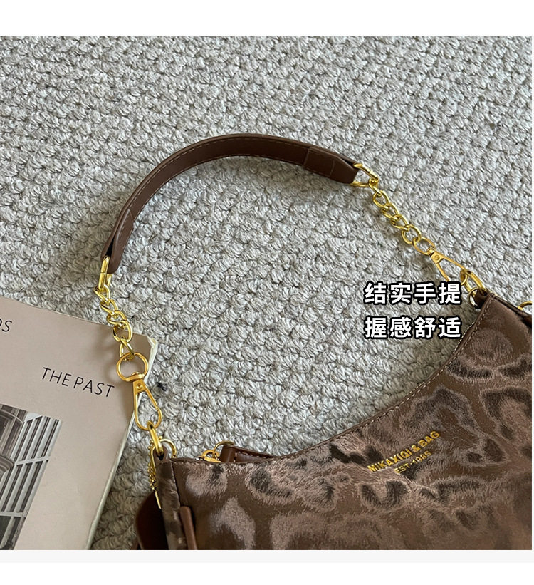 Túi đeo chéo nữ dáng trăng lưỡi liềm họa tiết da báo phối dây xích — Gạo trắng, màu cà phê, đen chi tiết 7