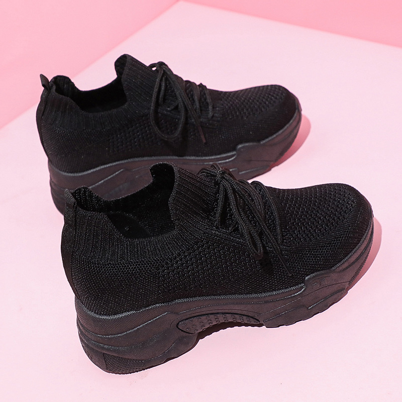 Zapatos blancos de aumento de la altura oculta para mujeres 2023 primavera nuevos zapatos de malla versátiles transpirables para mujeres moda deportiva casual zapatos de papá