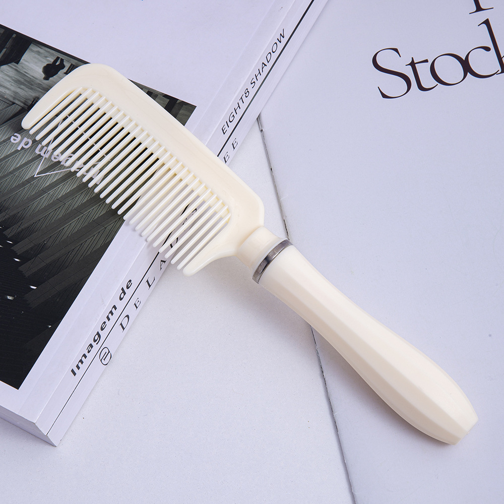 Кремово-желтая плоская расческа