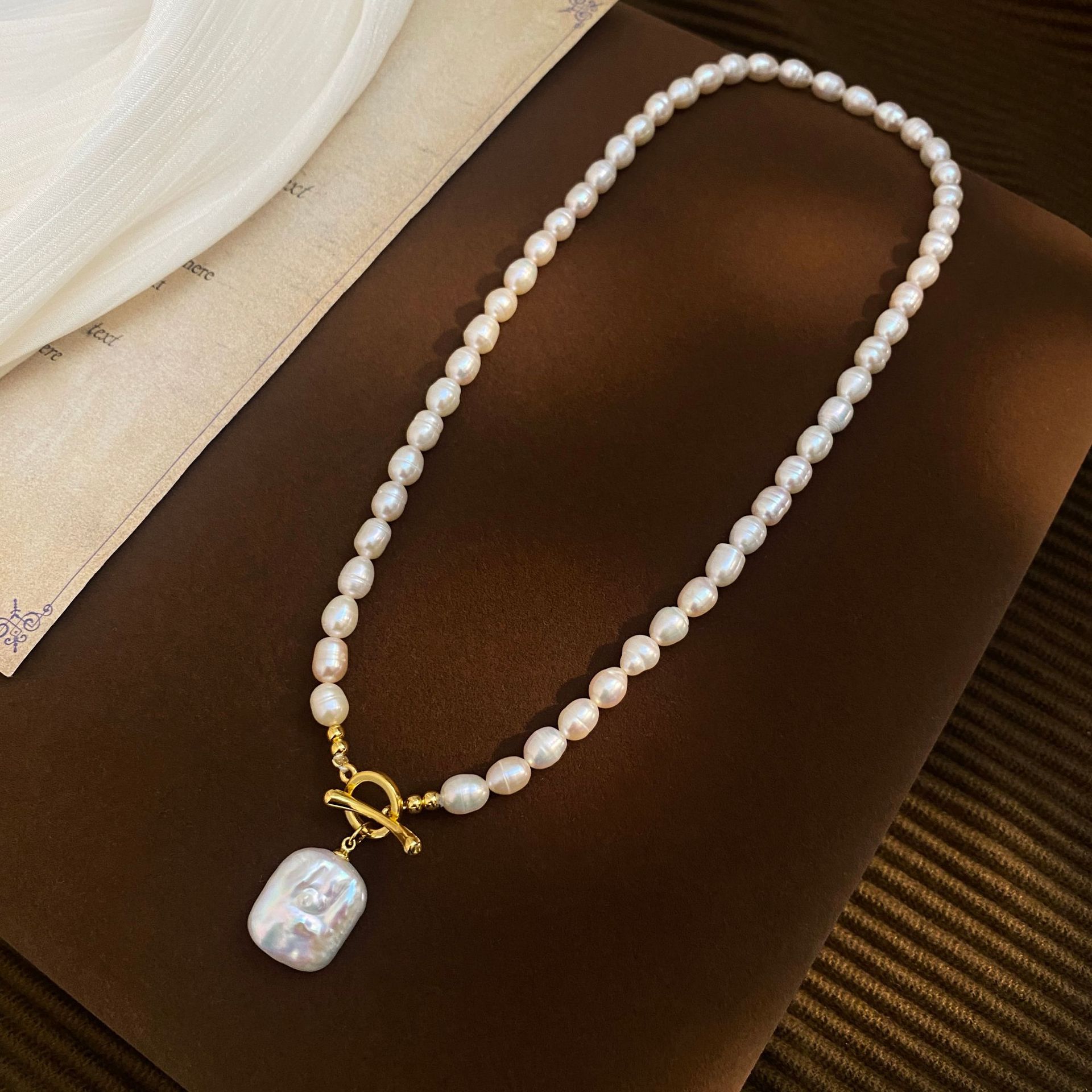 Zhuji Natural Freshwater Pearl French Square Pendant Necklace for Women, High-End Luxury Fashion Sweater Chain
