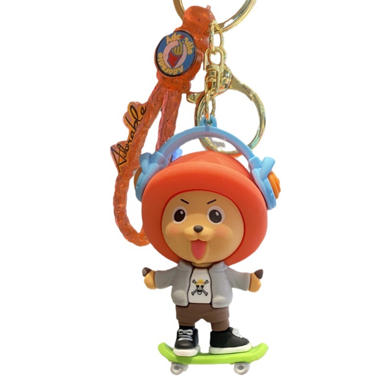 Dibujos Animados de dibujos animados Qiao Ba monopatín guitarra tridimensional muñeca coche una pieza llavero colgante muñeca máquina pequeño regalo