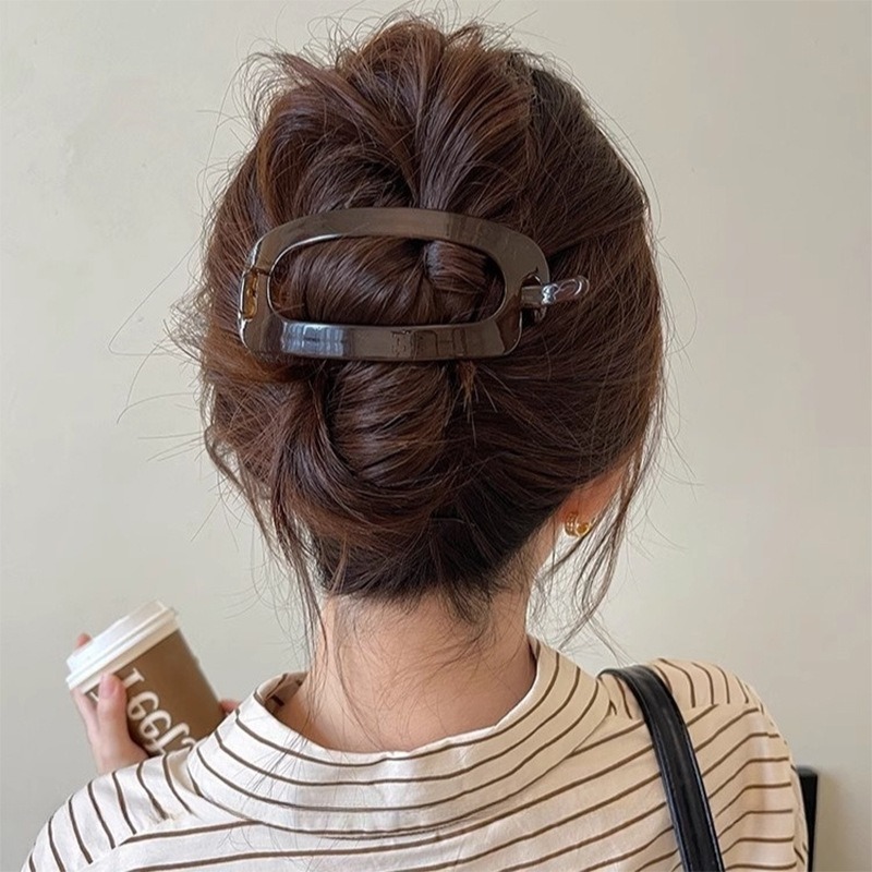 シンプルな雰囲気の楕円ヘアピンの女性の後頭部の高級感があります。|undefined