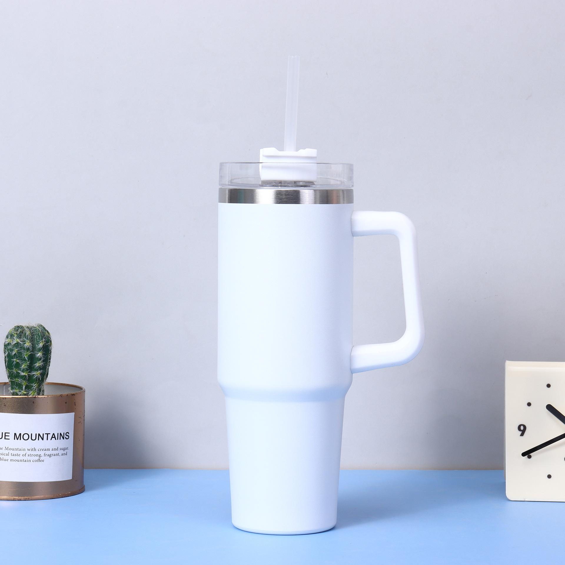 Vacuo transfronterizo 30oz mango de taza de automóvil de acero inoxidable aislamiento de calor aislamiento de frío taza de cerveza con paja al por mayor