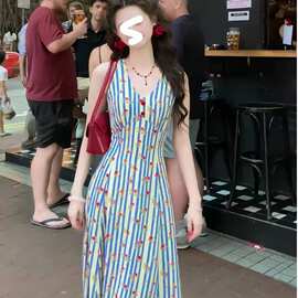 设计感竖条纹碎花吊带连衣裙女夏季海边度假风浪漫收腰气质长裙子