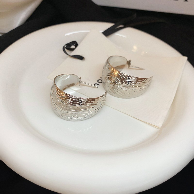 Pendientes en forma de C de anillo de múltiples capas europeas y americanas Pendientes de diseño de nicho simple femenino Pendientes de temperamento de moda Lujo ligero Sentido de alta gama