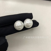 工厂实拍香家对版新款轻奢小香双c珍珠耳钉女香奶奶新款圆球耳饰