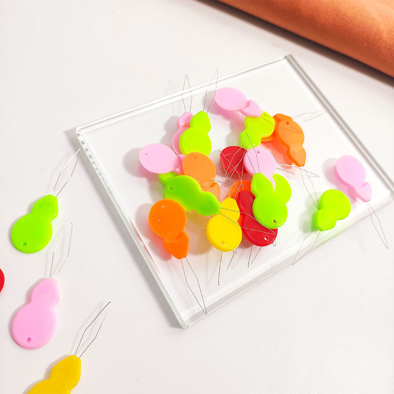 Herramienta de punto de cruz Dispositivo de enhebrado simple Dispositivo de plomo Precio único 50 piezas 1 corbata (desgaste de cuero de aluminio)