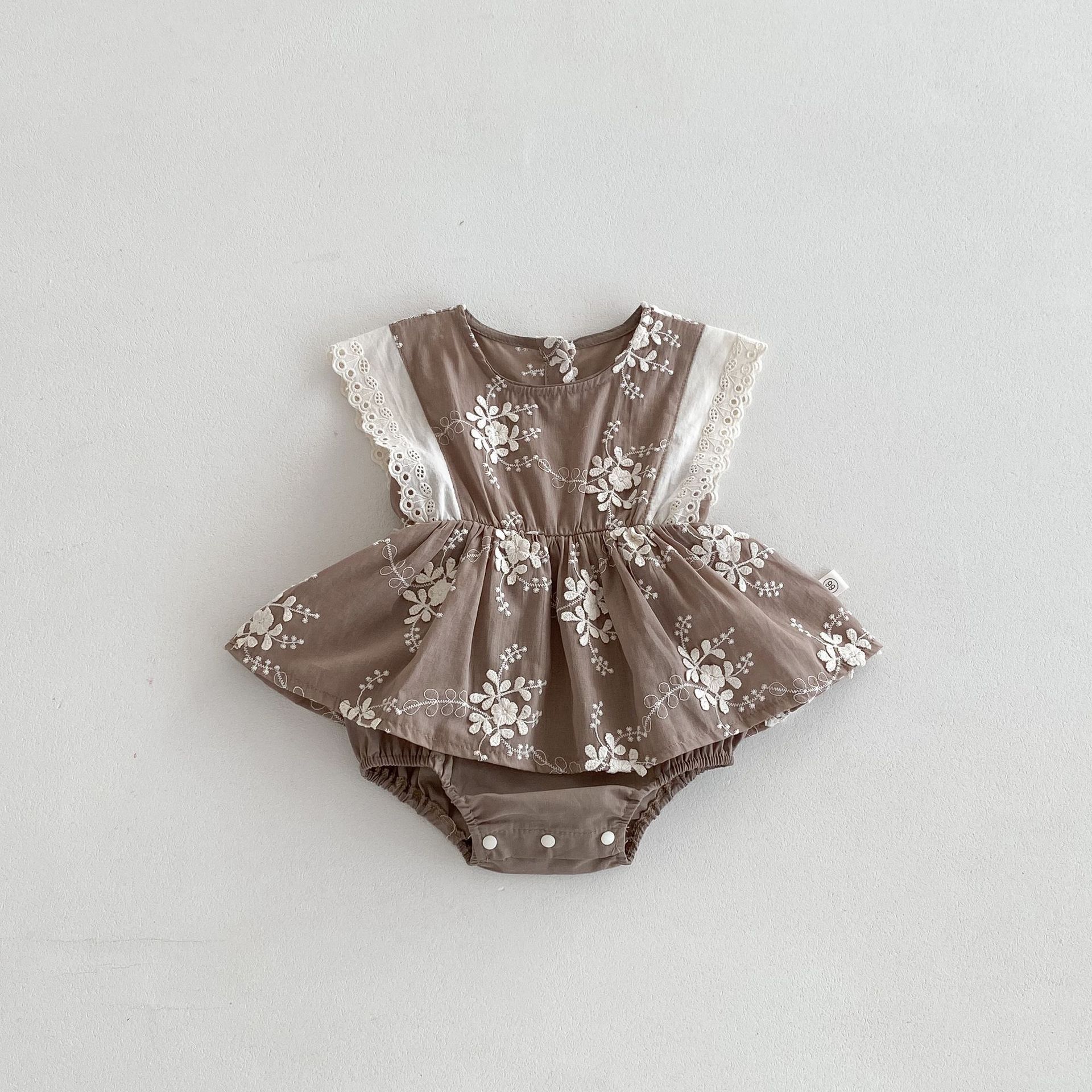 Ins韓国版赤ちゃんの袖なしのお尻の服の女性の赤ちゃんの洋気の刺繍のハスのスカートの夏の薄いタイプの外出は服を登ります。