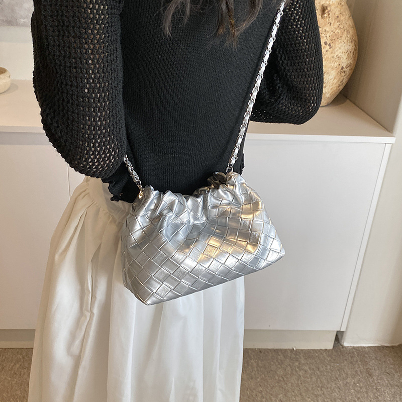 Nicho Zhong bolso de tejido casual para mujeres 2024 verano nueva moda versátil bolso de hombro bolso de cubo de cadena plegada