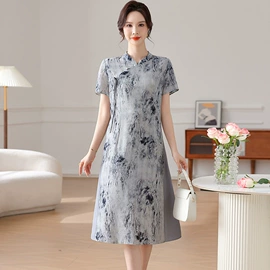 连衣裙;羽绒服;时尚休闲套装