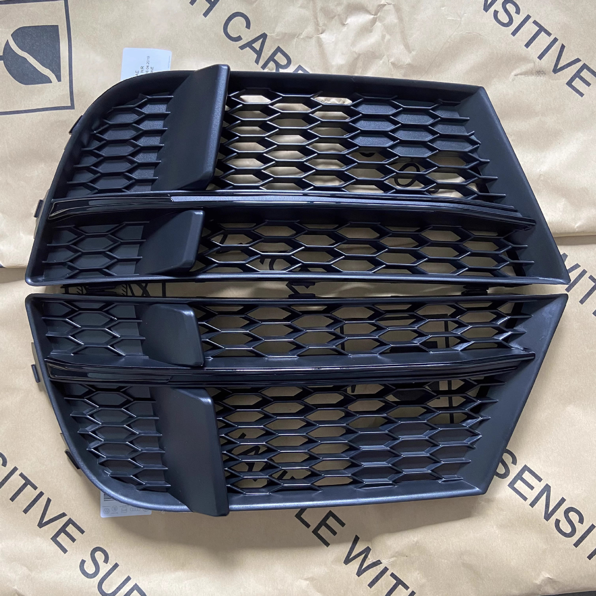 Suitable for Audi S3 fog lamp frame 2017-2020A38V modified S3 fog lamp cover honeycomb grille lower bar net