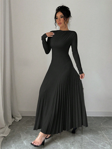 New style long sleeve knit long dress with pleats, elegant, slimming, versatile, fashionable, and temperament.