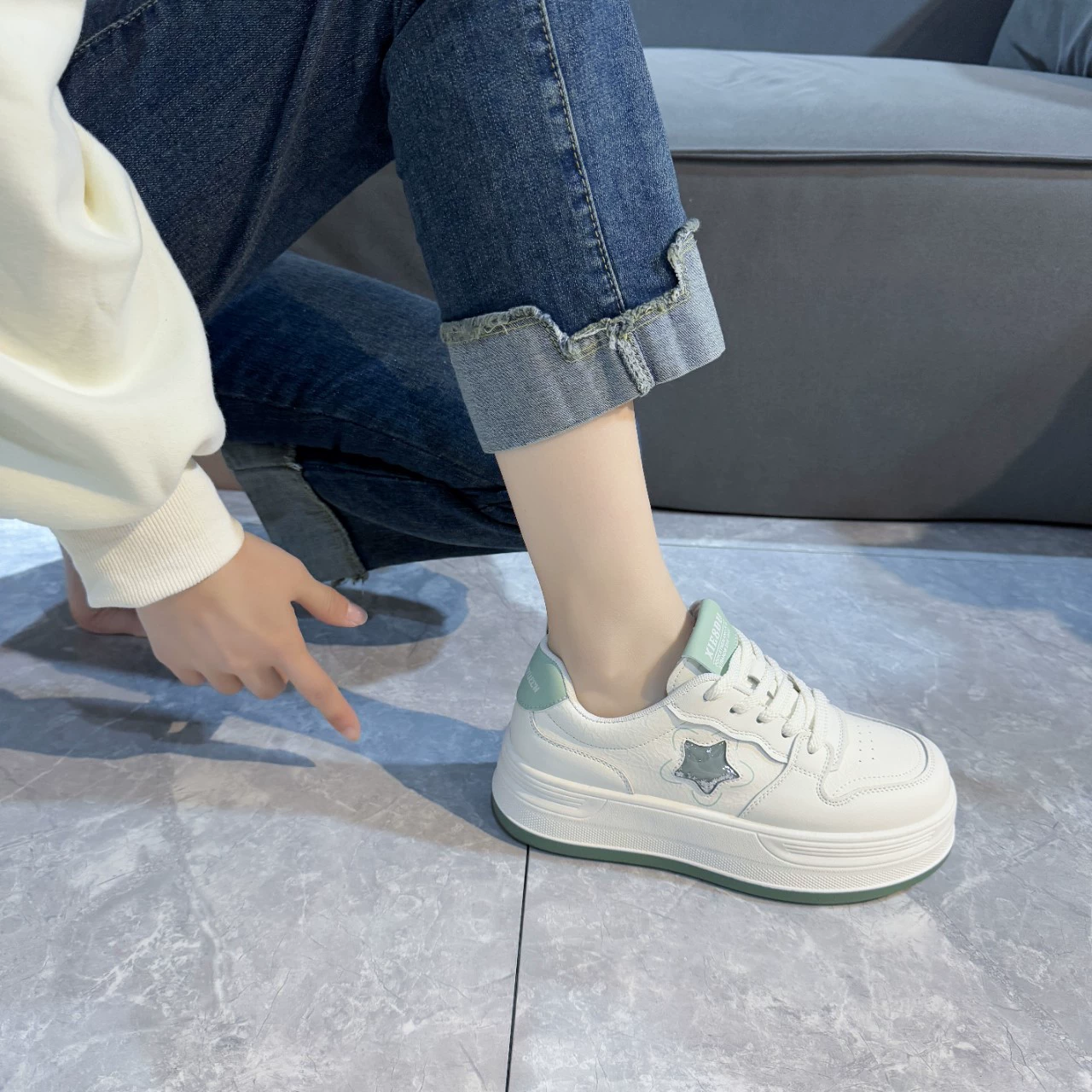 2025 интернет-красный новый весенний толстый подошв легкие белые туфли