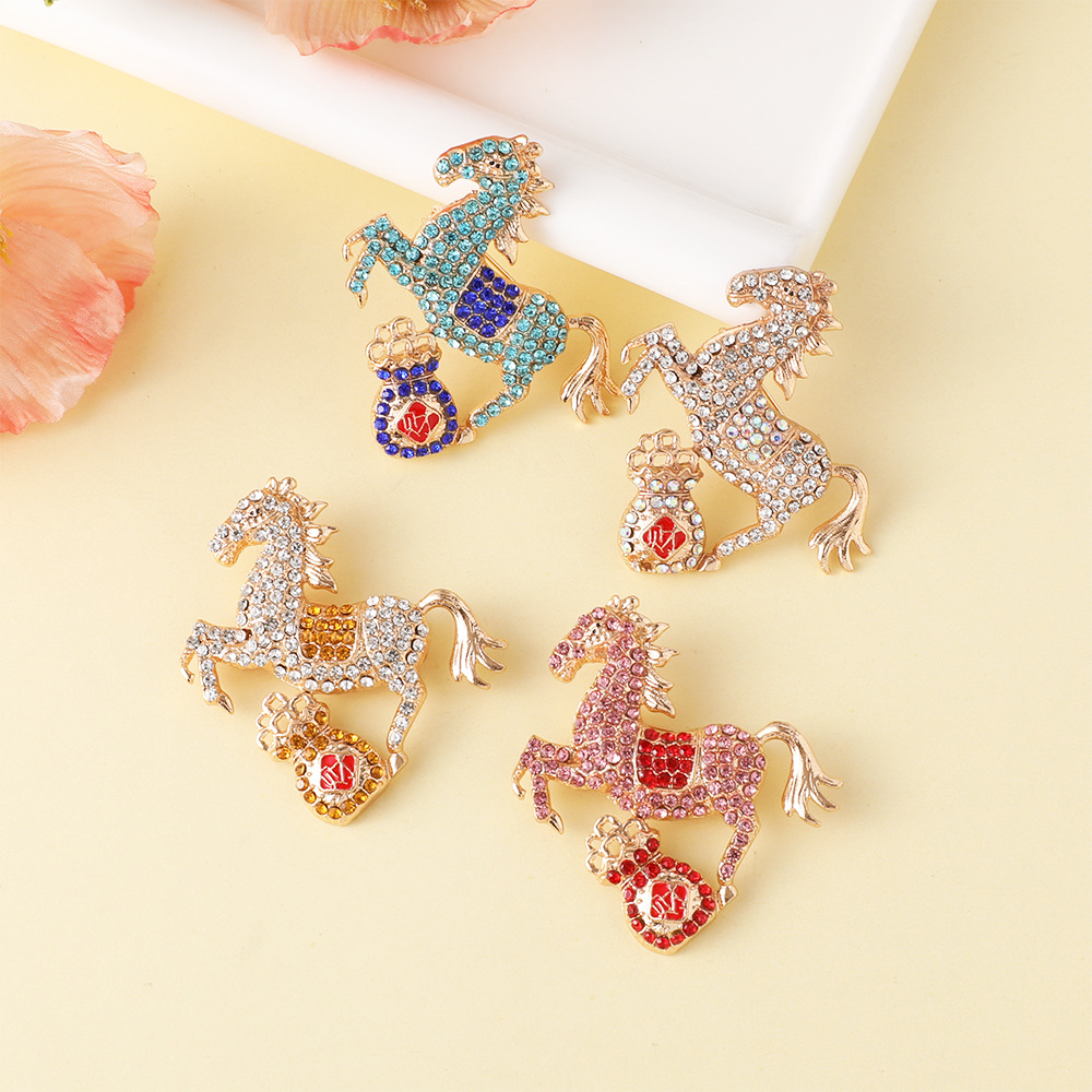 Full Diamond Zodiac Horse Lucky Bag Brooch Multi-Color Pin Fashion Men's and Women's Accessories Party Daily Wear Jewelry Gift Giving
