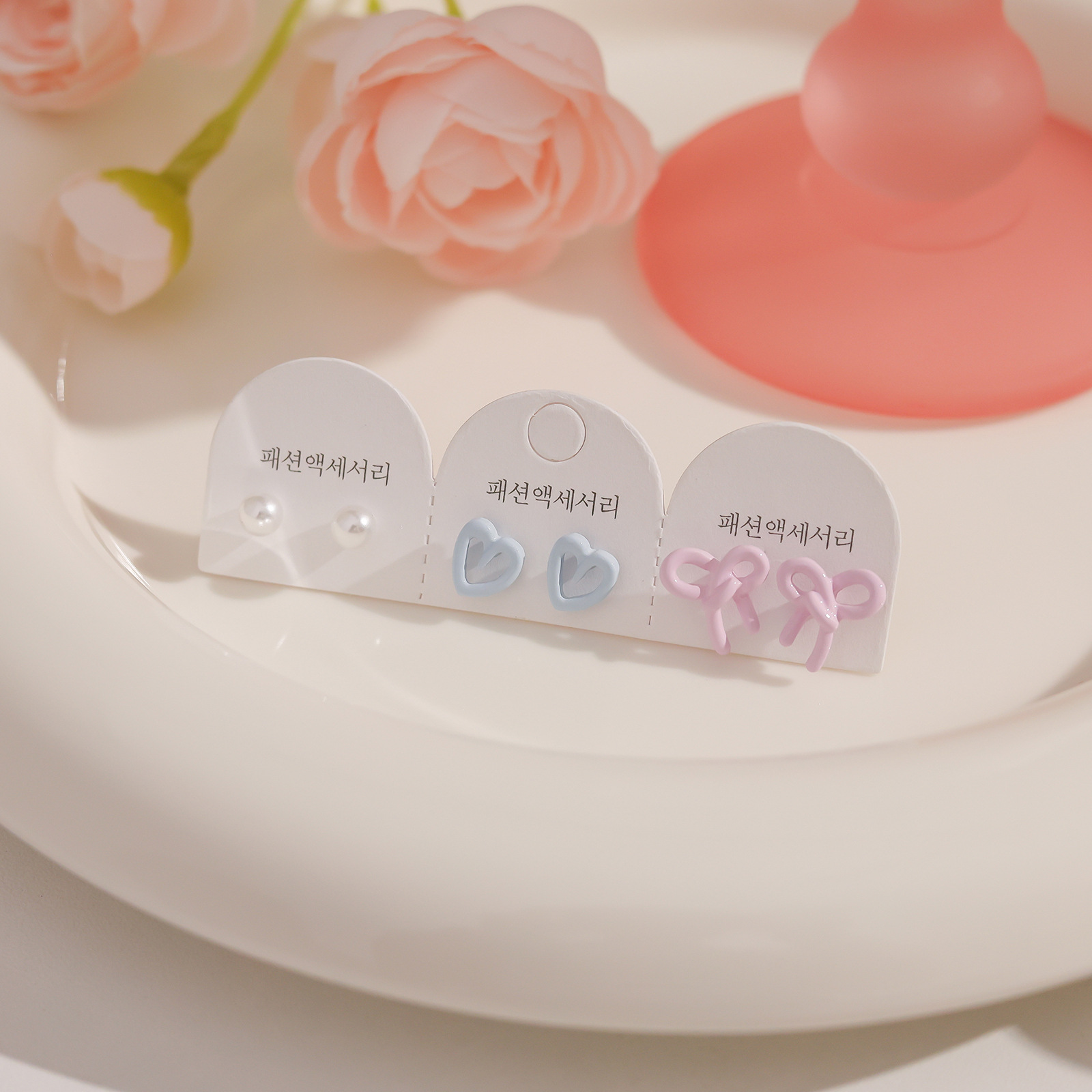 Juego de pendientes de aguja plateados, sencillos y compactos para mujer, pendientes geométricos en forma de corazón, bonitos, dulces y versátiles, venta al por mayor para puestos de mercado