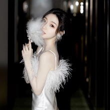 晨袍女新娘伴娘服2025新款轻奢气质感白色羽毛吊带宴会礼服连衣裙