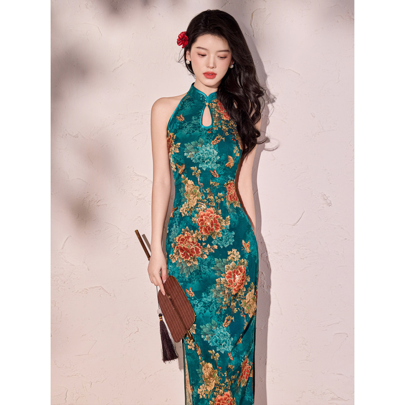 Green Chinese-Style Halter-Neck Qipao 2026 Summer New Model, Stunning New Chinese-Style Dress with Waist-Cinching Design That Makes You Look Slimmer, Youthful Style Green Chinese-Style Halter-Neck Qipao 2026 Summer New Model, Stunning New Chinese-Style Dress with Waist-Cinching Design That Makes You Look Slimmer, Youthful Style
