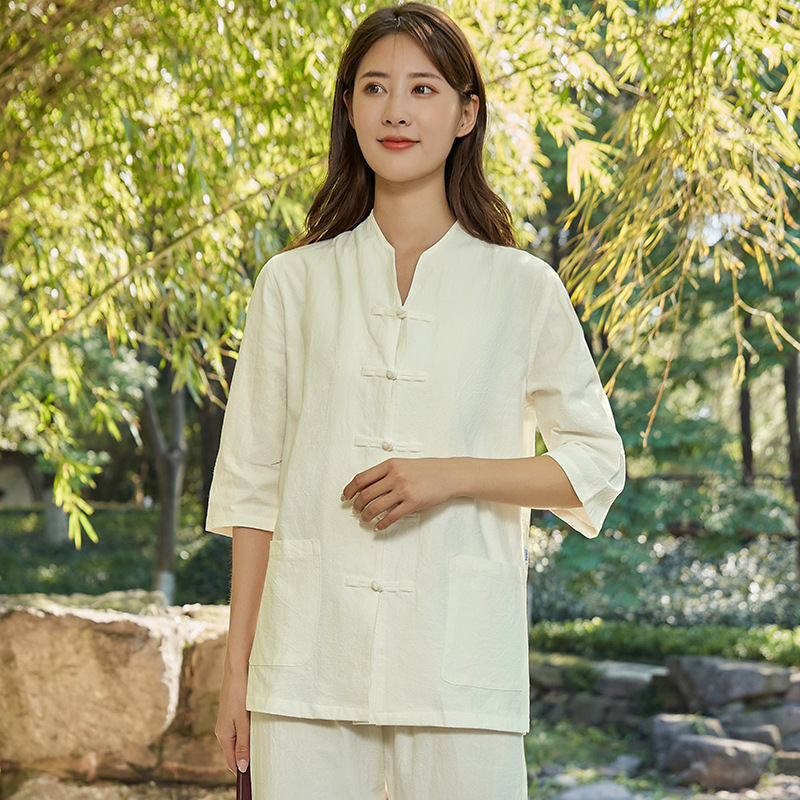 Белый женский костюм с рукавами три четверти