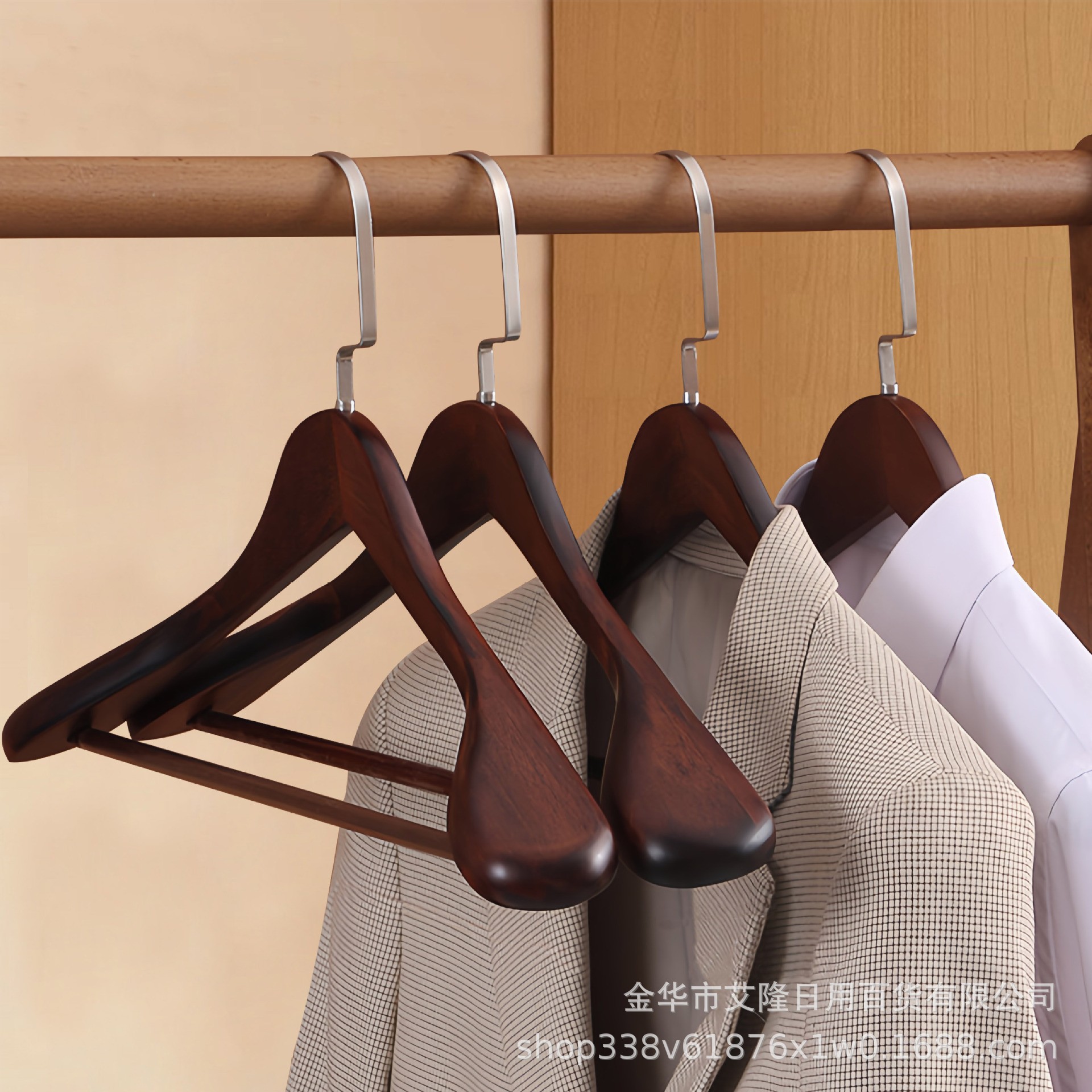 Madera sólida hombro ancho sin huellas percha de ropa tienda de ropa de madera colgar trajes trajes domésticos ropa de madera para adultos soporte al por mayor