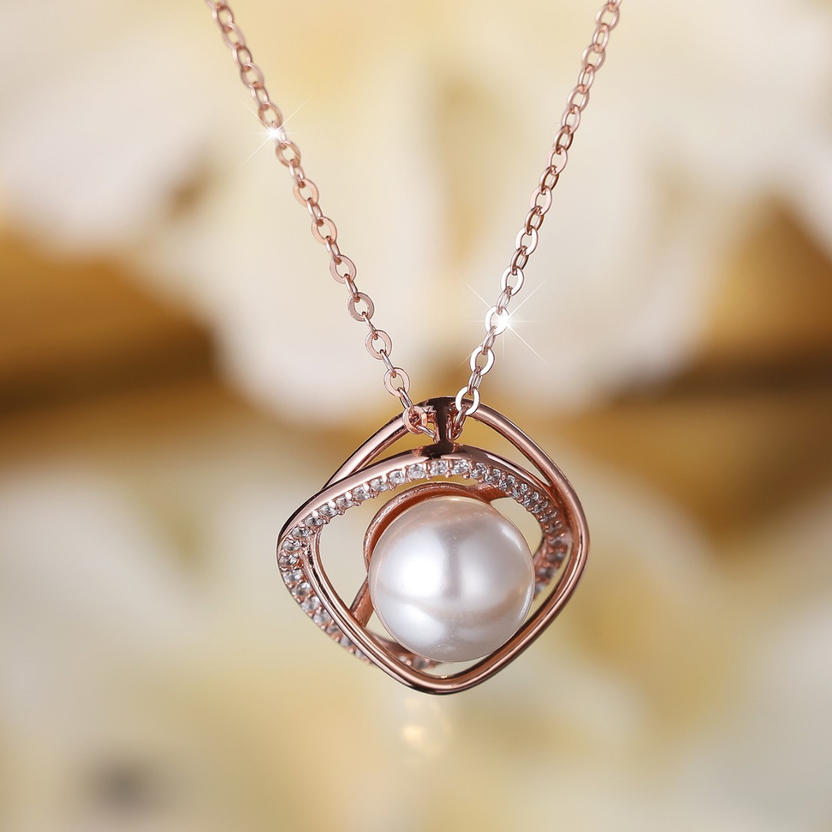 Fashionable elegant golden universal necklace from pearl