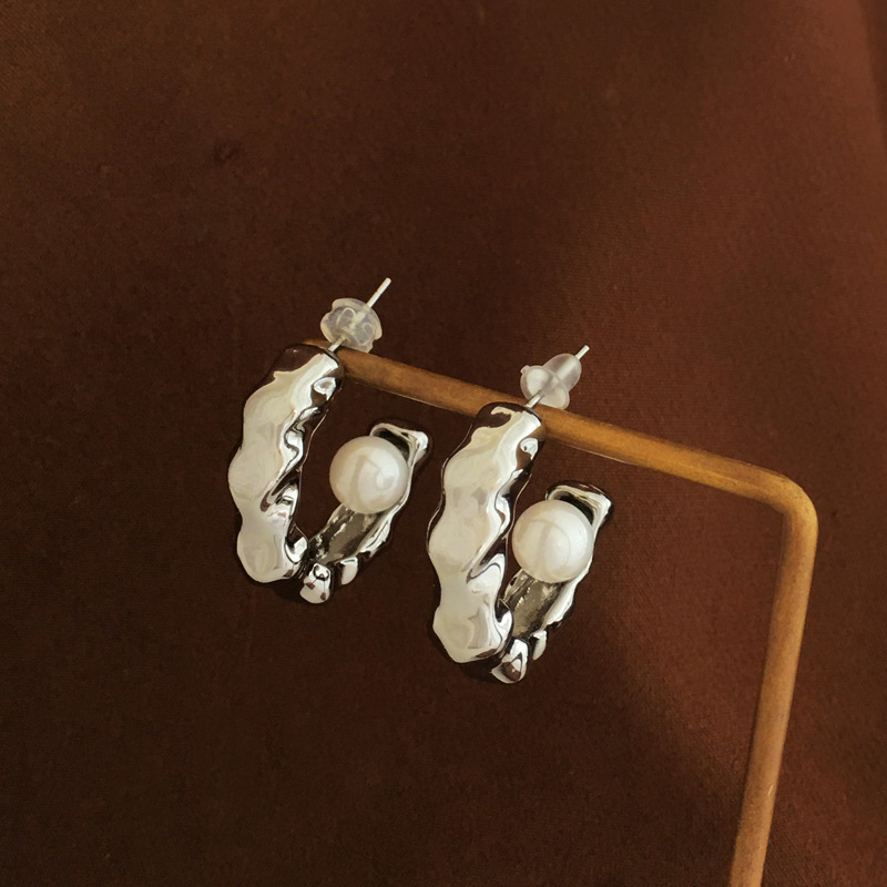Moda Forma De C Enchapado Cobre Perlas Artificiales Pendientes display picture 1